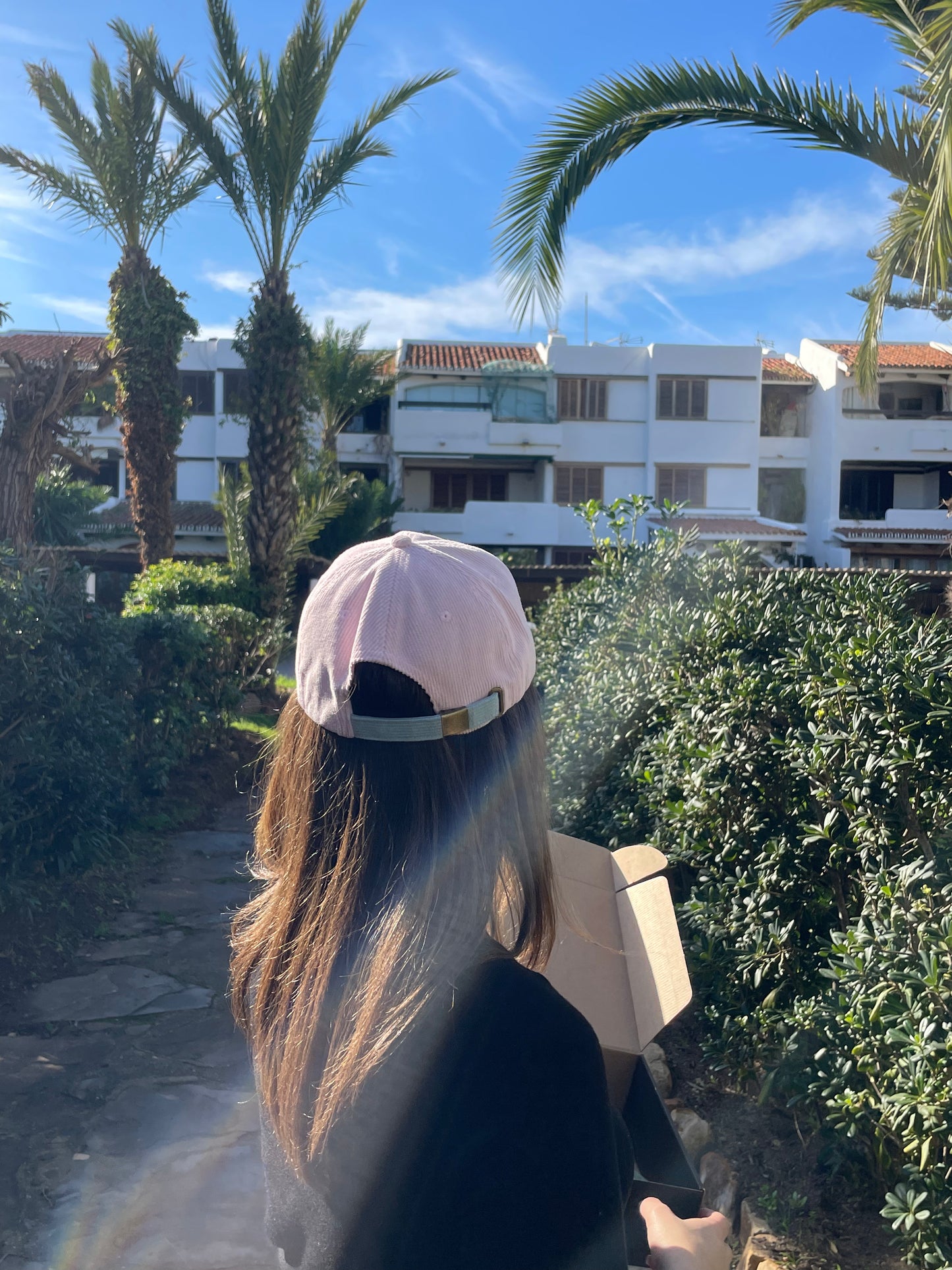 Vue arrière de la casquette montrant la sangle