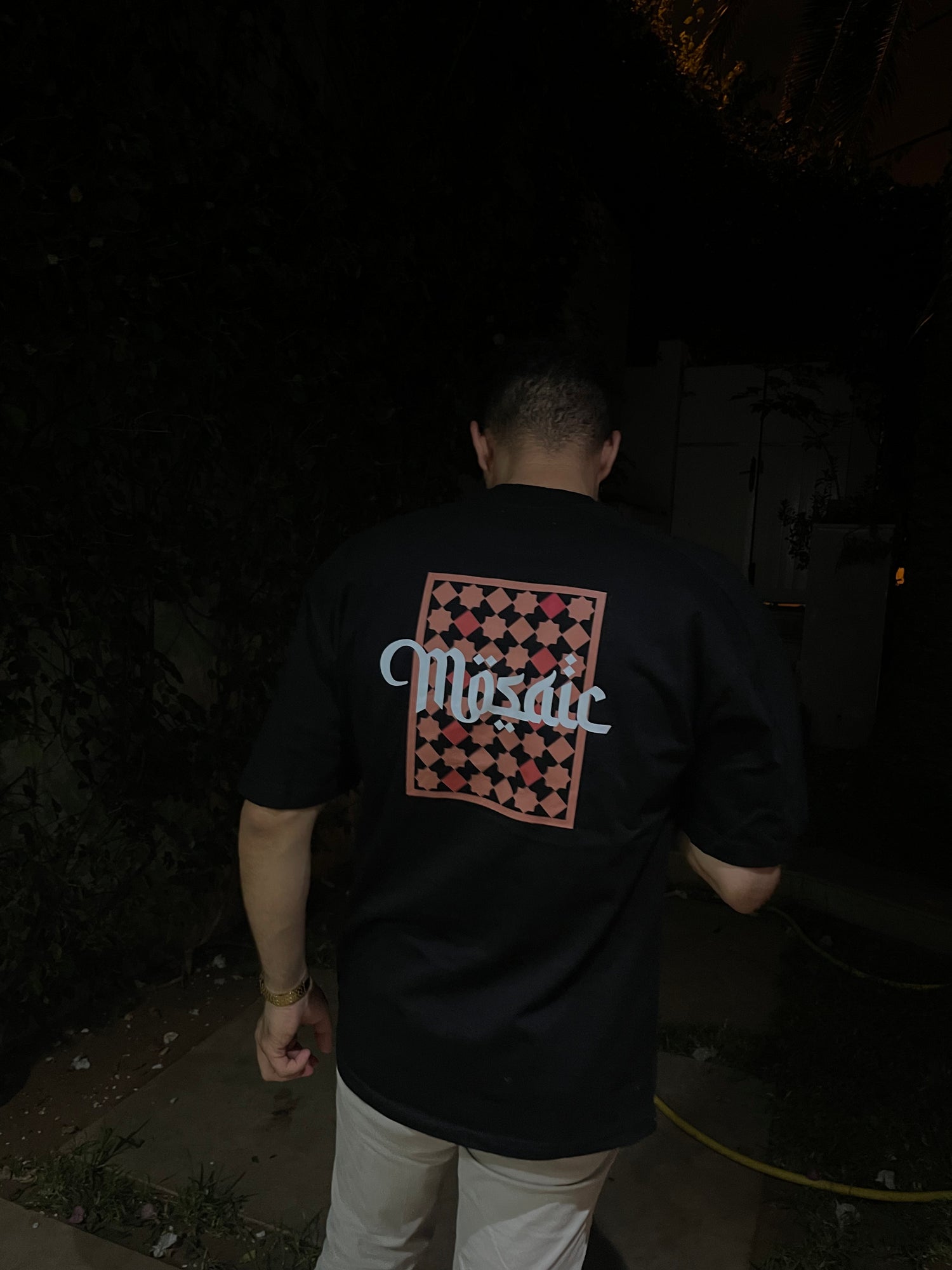 T-shirt porté dans une ambiance urbaine