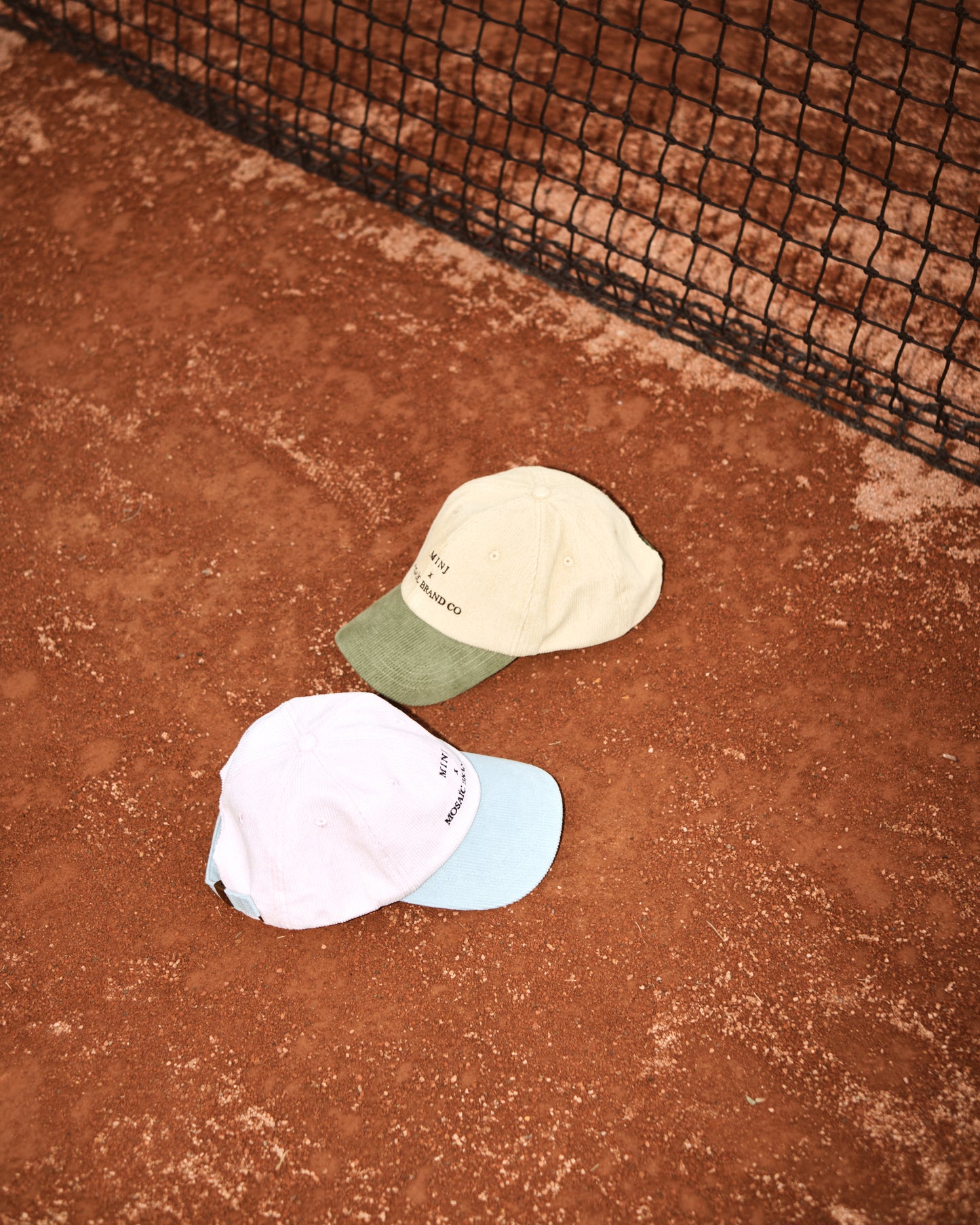 Casquette portée en style urbain marocain, look
