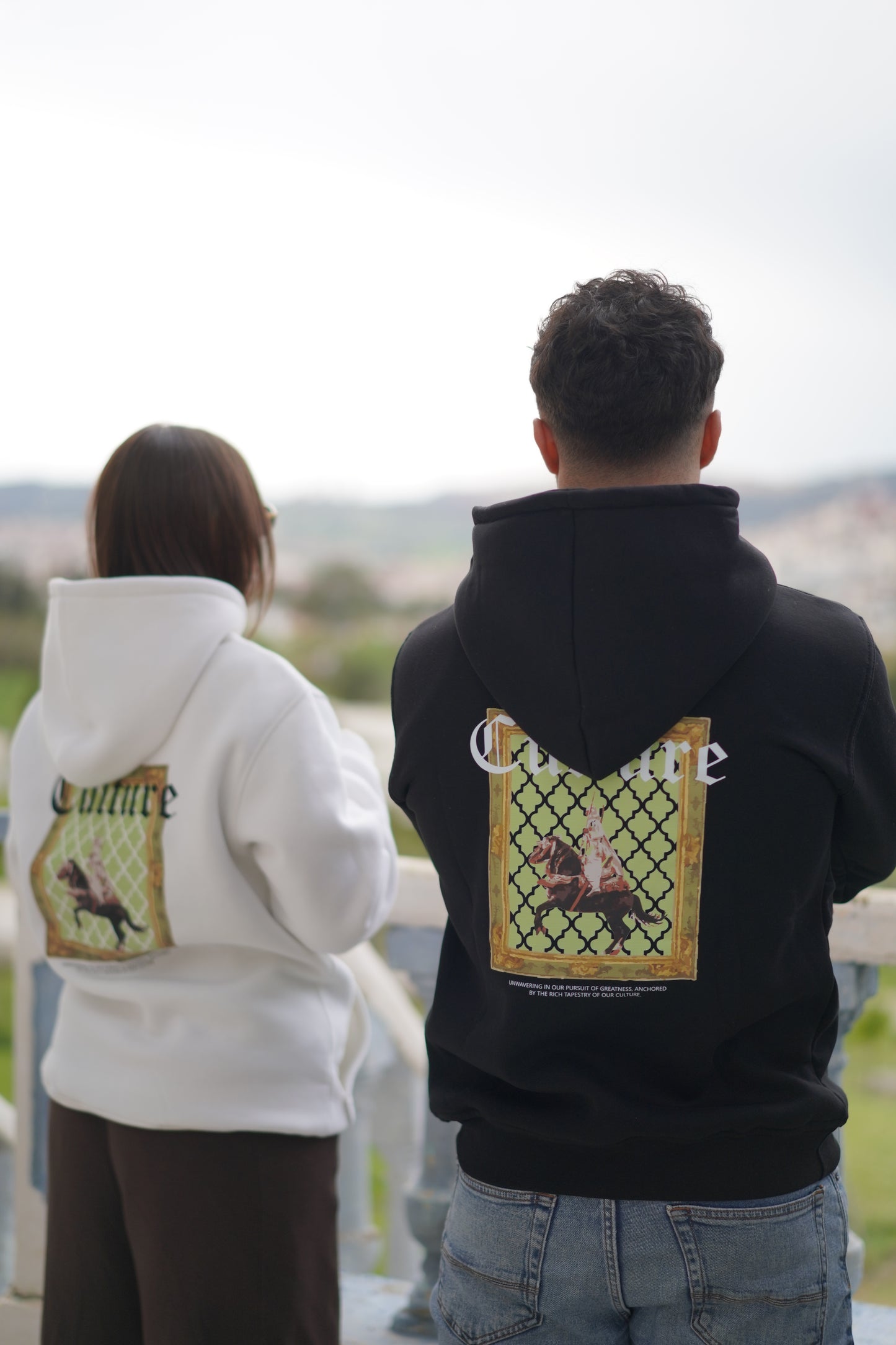 Hoodie gris clair avec logo 'Culture' centré, style streetwear marocain