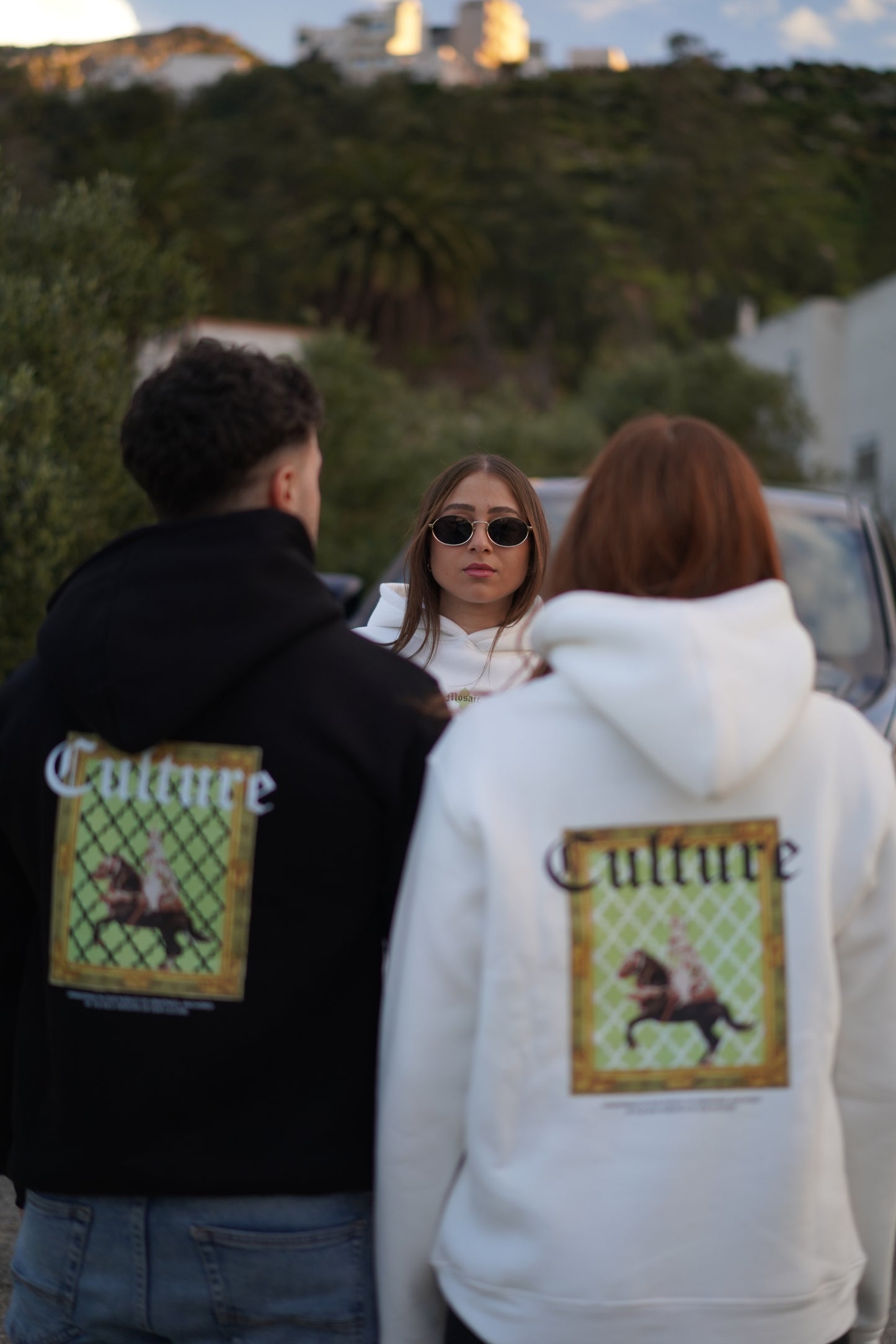 Hoodie porté avec un look moderne inspiré du Maroc