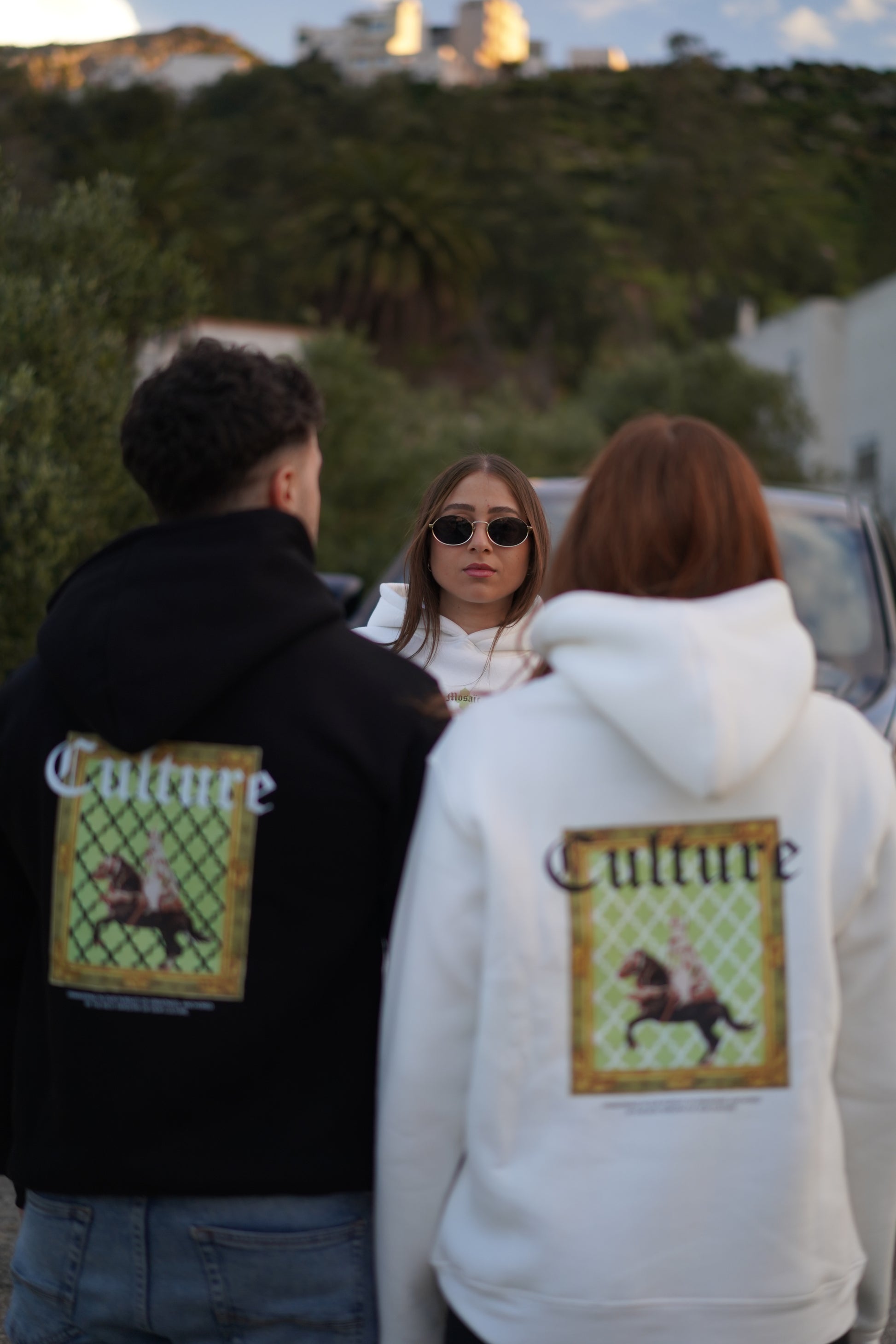 Hoodie porté avec un look moderne inspiré du Maroc