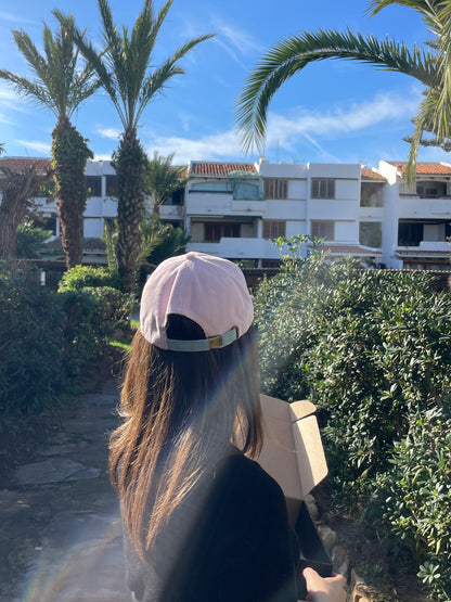 Vue arrière de la casquette montrant la sangle 